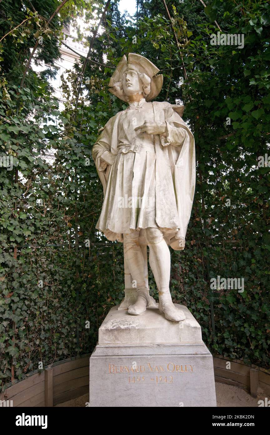 Statua dell'artista fiammingo Bernard Van Orley (1495-1542), Place du Petit Sablon, Bruxelles, Belgio Foto Stock