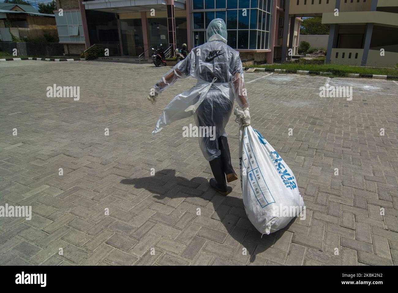 Un medico ha portato la logistica nella stanza di isolamento per i pazienti sotto supervisione (PDP) all'ospedale Undata di Palu, Sulawesi centrale, Indonesia il 15 marzo 2020. In conformità con il protocollo del Ministero della Salute, l'ospedale ha isolato due pazienti di sesso femminile dopo essere state riferite da un altro ospedale perché hanno manifestato sintomi di COVID-19 dopo aver viaggiato fuori dall'area. Dal 30 dicembre 2019 al 15 marzo 2020 sono state esaminate 1.293 persone provenienti da 28 province indonesiane con 1.167 risultati negativi, 117 casi di conferma COVID-19 positivi e 9 campioni sono ancora in esame. (Foto Foto Stock