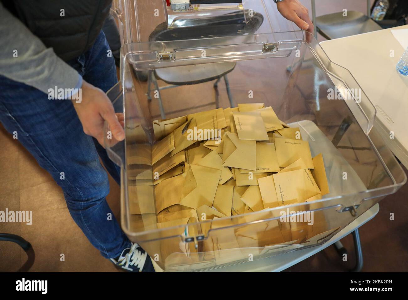 Il conteggio dei voti in un seggio durante le elezioni comunali in Francia, con un tasso di astensione record, a Lille, Francia, il 15 marzo 2020. (Foto di Thierry Thorel/NurPhoto) Foto Stock