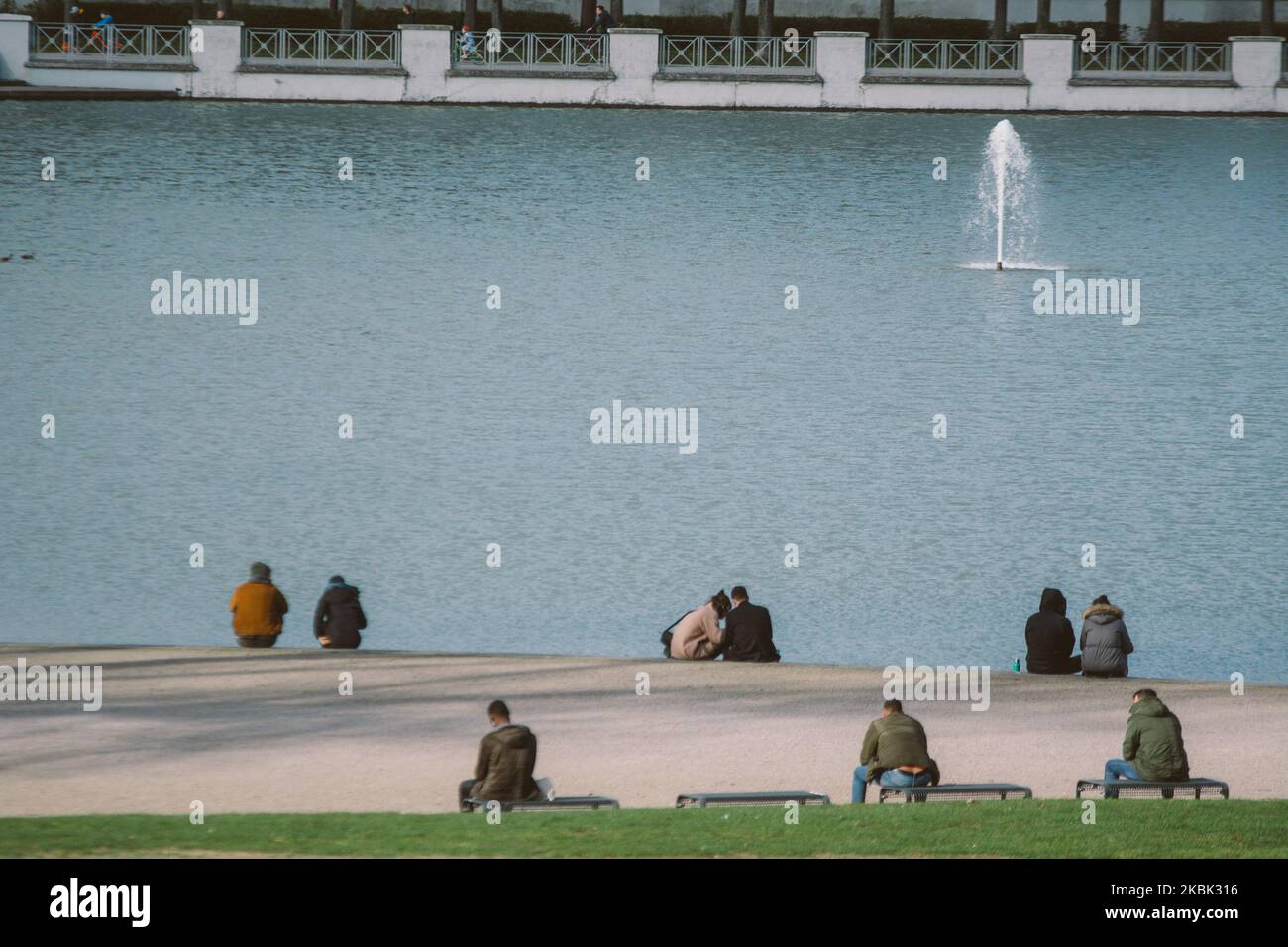 La gente riposa al lago Aachener Weiher la domenica pomeriggio. (Foto di Ying Tang/NurPhoto) Foto Stock