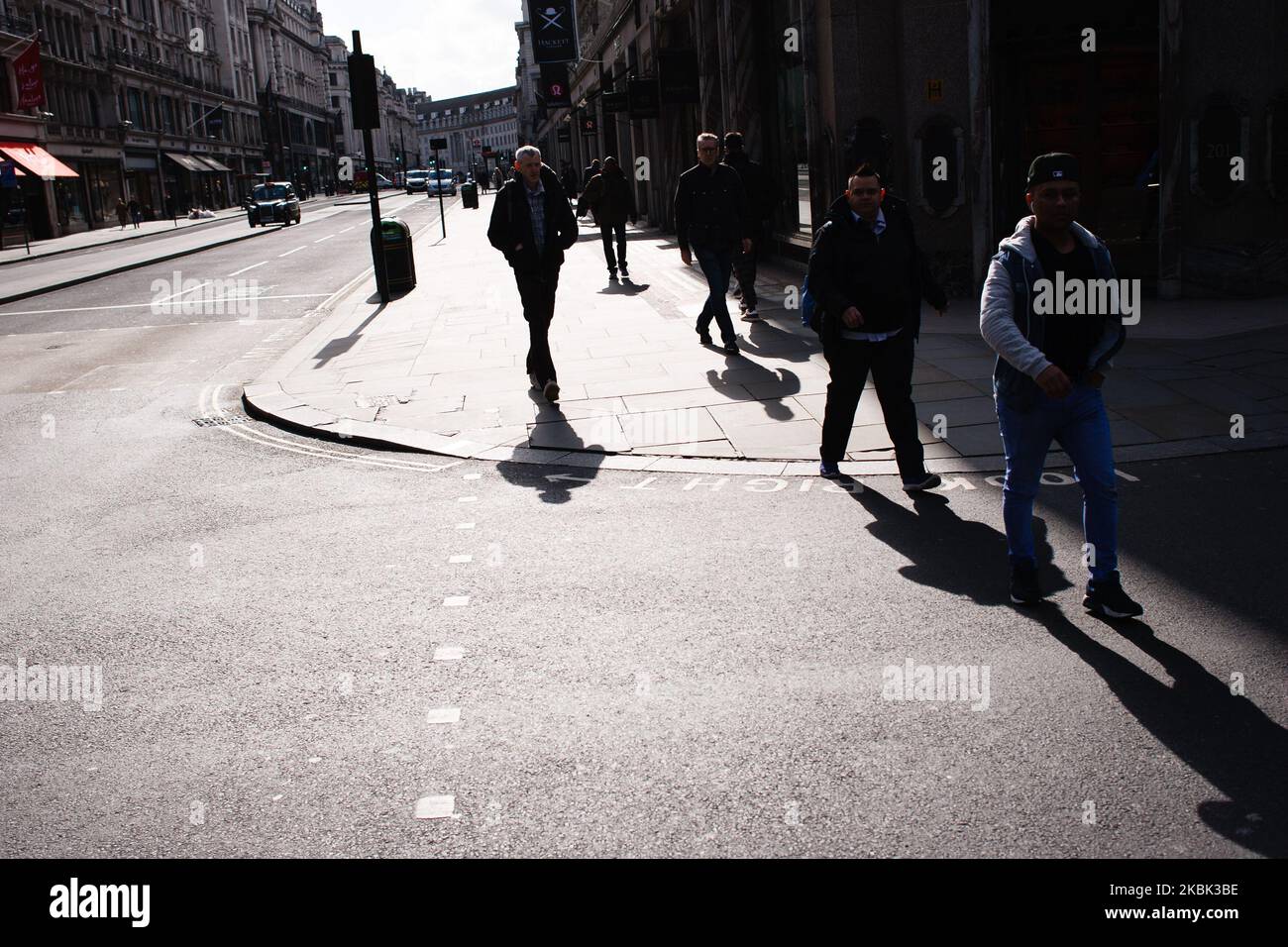 La gente cammina lungo una tranquilla Regent Street a Londra, Inghilterra, il 16 marzo 2020. In tutto il paese, come in altre parti del mondo, le paure di coronavirus del 19 continuano ad aumentare man mano che il numero di casi e di decessi continua ad aumentare. Il primo ministro britannico Boris Johnson nel frattempo rimane sotto pressione sulla cosiddetta strategia di immunità per branco del governo, che sfora l'approccio delle chiusure e dei blocchi adottato da paesi come Italia e Spagna. (Foto di David Cliff/NurPhoto) Foto Stock