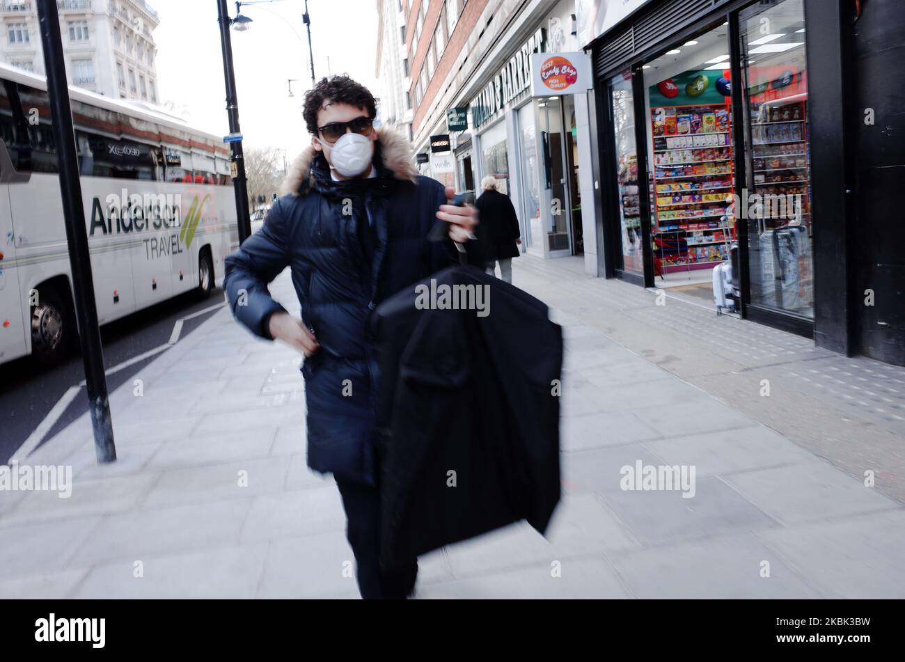 Un uomo indossa una maschera su Oxford Street a Londra, Inghilterra, il 16 marzo 2020. In tutto il paese, come in altre parti del mondo, le paure di coronavirus del 19 continuano ad aumentare man mano che il numero di casi e di decessi continua ad aumentare. Il primo ministro britannico Boris Johnson nel frattempo rimane sotto pressione sulla cosiddetta strategia di immunità per branco del governo, che sfora l'approccio delle chiusure e dei blocchi adottato da paesi come Italia e Spagna. (Foto di David Cliff/NurPhoto) Foto Stock