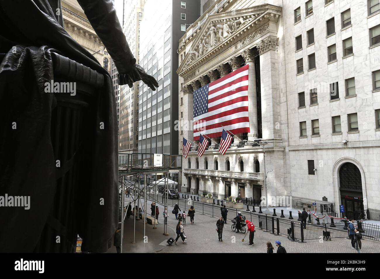Vista esterna della Borsa di New York a New York City, Stati Uniti, 16  marzo 2020. Il trading è stato sospeso oggi per 15 minuti in quanto il  mercato è crollato di