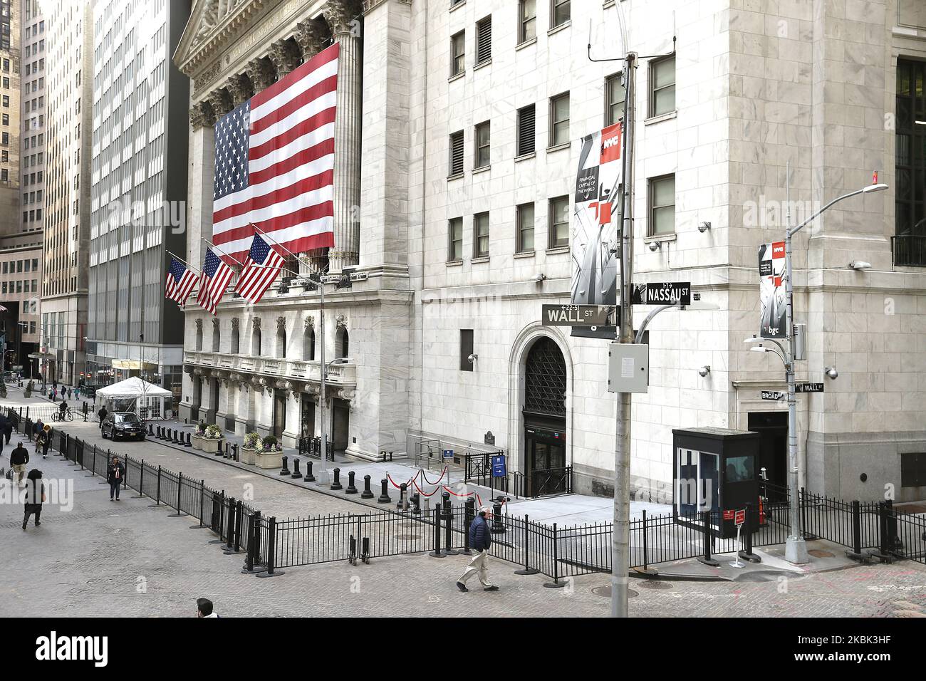 Vista esterna della Borsa di New York a New York City, Stati Uniti, 16  marzo 2020. Il trading è stato sospeso oggi per 15 minuti in quanto il  mercato è crollato di