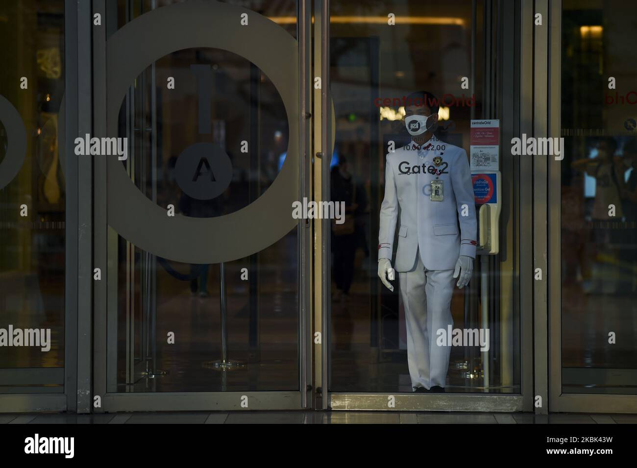 Una sicurezza indossare maschere protettive tra le preoccupazioni della diffusione del coronavirus COVID-19 al Central World shopping a Bangkok, Thailandia, 14 marzo, 2020. (Foto di Anusak Laowilas/NurPhoto) Foto Stock