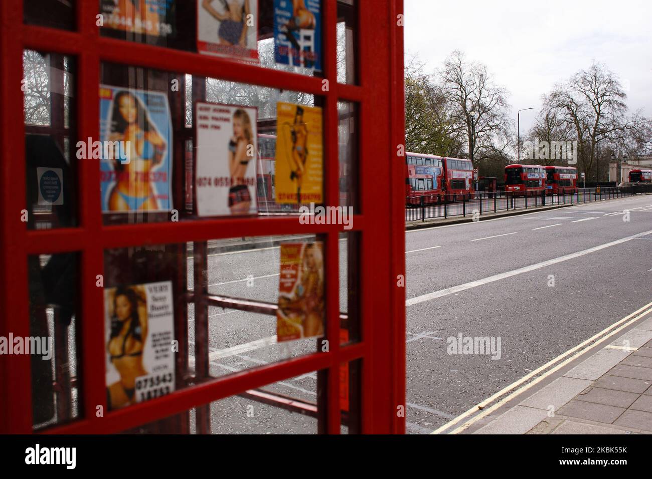 Un gabbiano già nel traffico leggero vede Piccadilly vuota di veicoli di passaggio a Londra, Inghilterra, il 17 marzo 2020. Le strade e le piazze di Londra erano notevolmente più tranquille oggi di appena 24 ore fa, anche se non deserte. Lo svuotamento segue le nuove linee guida pubblicate ieri per evitare ogni contatto sociale non essenziale ed evitare luoghi come ristoranti e pub per contribuire a contenere la marea di casi di coronavirus covid-19. Ma finora il governo britannico non ha seguito la strada intrapresa da altri paesi per richiedere a tutti di rimanere nelle loro case. (Foto di David Cliff/NurPhoto) Foto Stock