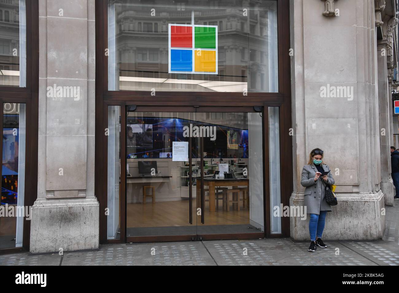 Una donna indossa una maschera mentre si trova a fianco di un Microsoft Store chiuso a Oxford Circus il 17 marzo 2020 a Londra, Inghilterra. Boris Johnson ha tenuto ieri il primo dei suoi briefing quotidiani pubblici sull'epidemia di Coronavirus e ha detto al pubblico di evitare teatri e pub e di lavorare da casa dove possibile. Il numero di persone infettate da COVID-19 nel Regno Unito ha superato 1500 con 55 morti. (Foto di Alberto Pezzali/NurPhoto) Foto Stock