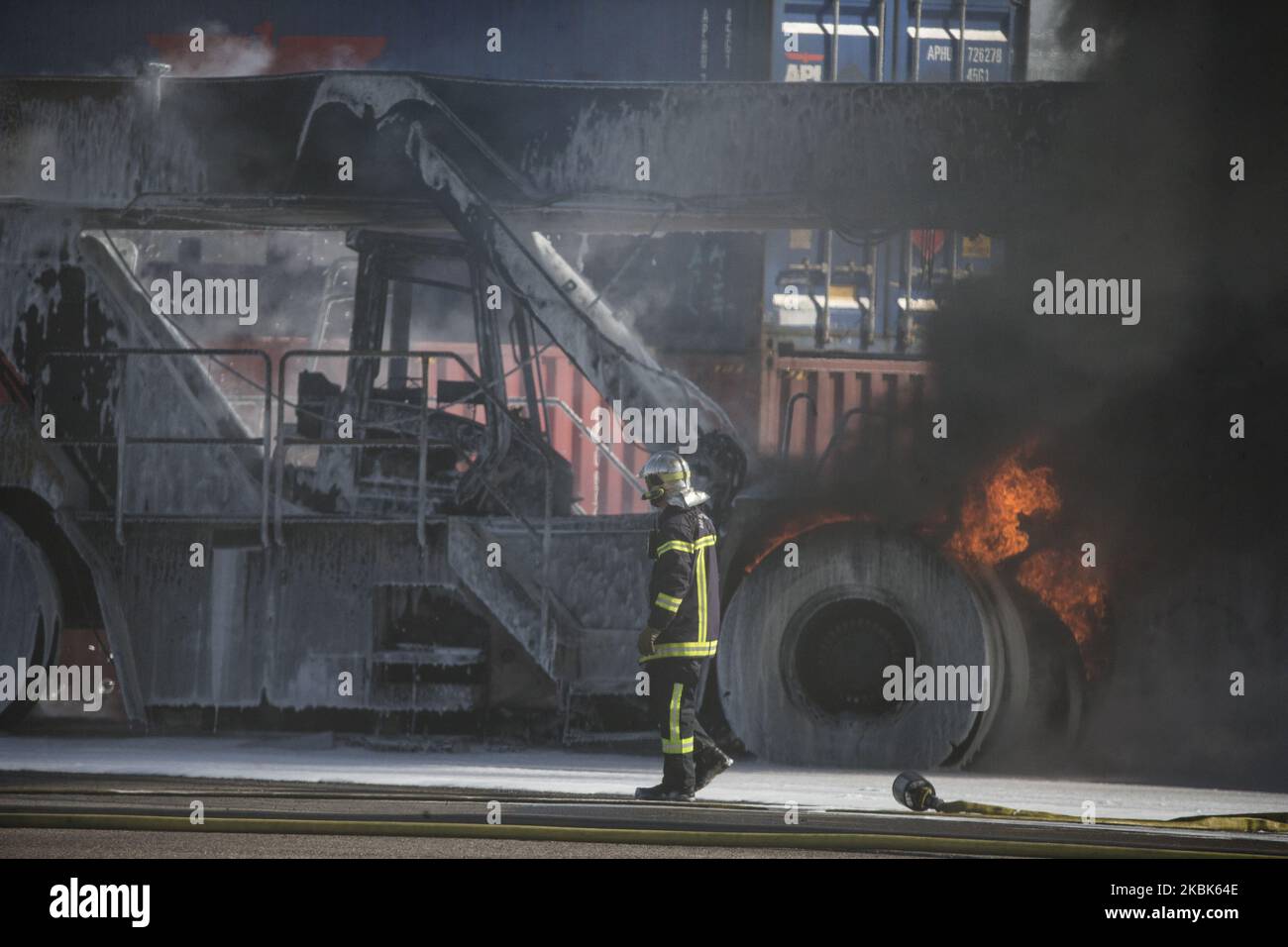 I vigili del fuoco tentano di spegnere le fiamme nel porto autonomo di Strasburgo, in Francia, il 18 marzo 2020. (Foto di Elyxandro Cegarra/NurPhoto) Foto Stock