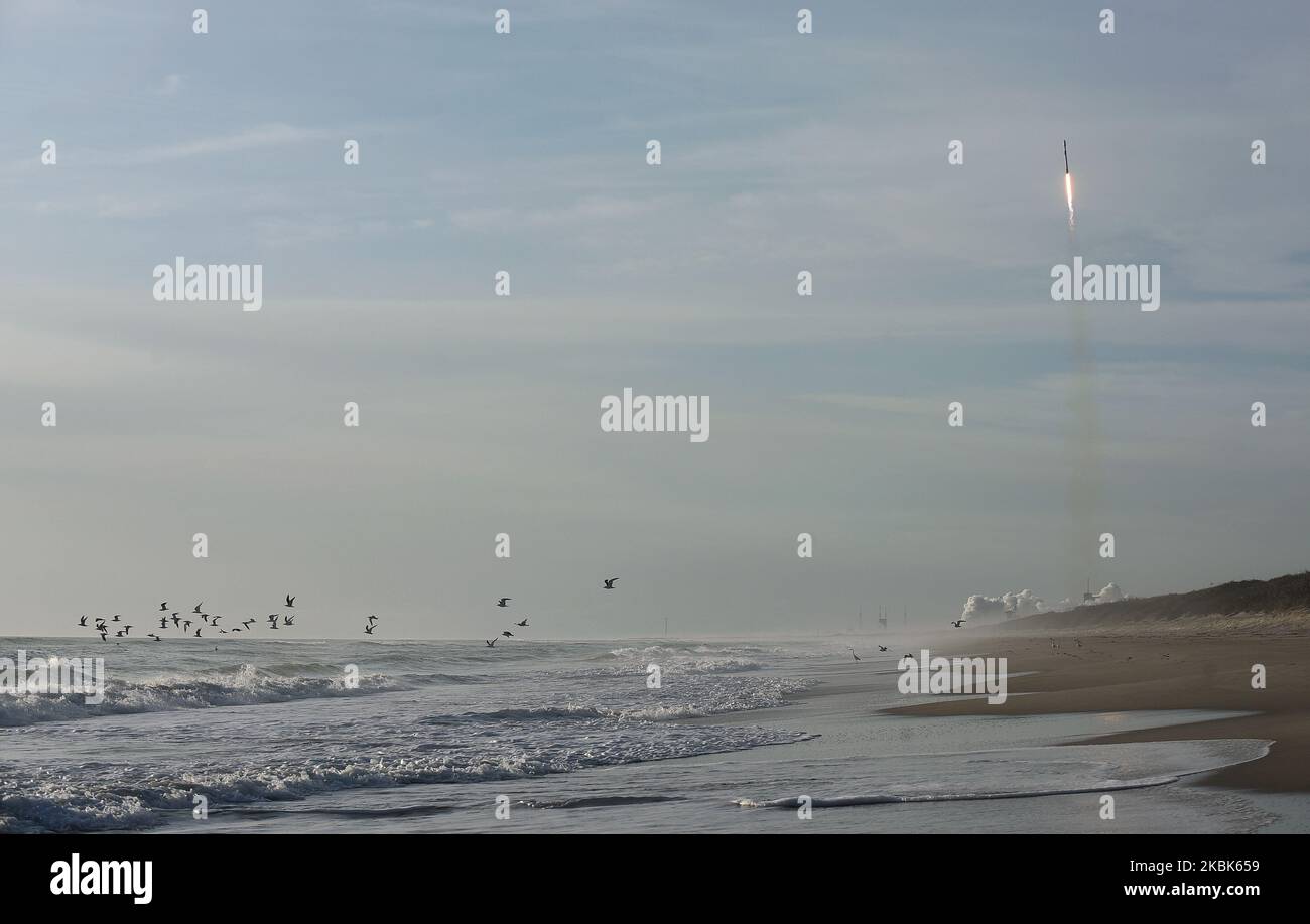 Un razzo SpaceX Falcon 9 che trasporta 60 satelliti Starlink forma un cono di vapore dopo il lancio dal pad 39A al Kennedy Space Center in Florida, come visto da Playalinda Beach a Canaveral National Seashore vicino a Titusville, Florida il 18 marzo 2020. Questa è la sesta missione Starlink progettata per fornire un servizio Internet ad alta velocità globale. (Foto di Paul Hennessy/NurPhoto) Foto Stock