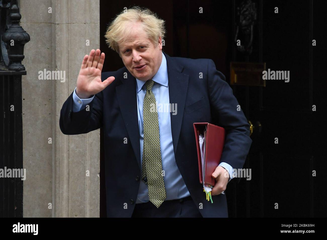 Boris Johnson lascia la 10 Downing Street nel centro di Londra il 18 marzo 2020 per partecipare alle interrogazioni del primo Ministro (PMQ) alla Camera dei Comuni. Mercoledì il governo britannico svelerà una serie di poteri di emergenza per affrontare l'epidemia di coronavirus, comprese proposte che consentono alla polizia di detenere persone potenzialmente infette da testare. (Foto di Alberto Pezzali/NurPhoto) Foto Stock