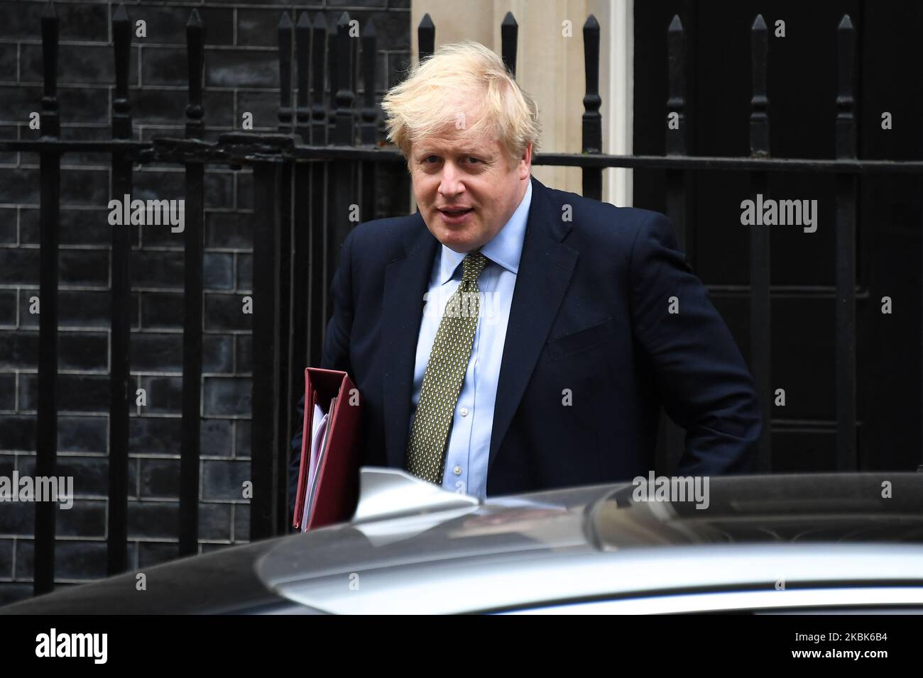 Boris Johnson lascia la 10 Downing Street nel centro di Londra il 18 marzo 2020 per partecipare alle interrogazioni del primo Ministro (PMQ) alla Camera dei Comuni. Mercoledì il governo britannico svelerà una serie di poteri di emergenza per affrontare l'epidemia di coronavirus, comprese proposte che consentono alla polizia di detenere persone potenzialmente infette da testare. (Foto di Alberto Pezzali/NurPhoto) Foto Stock