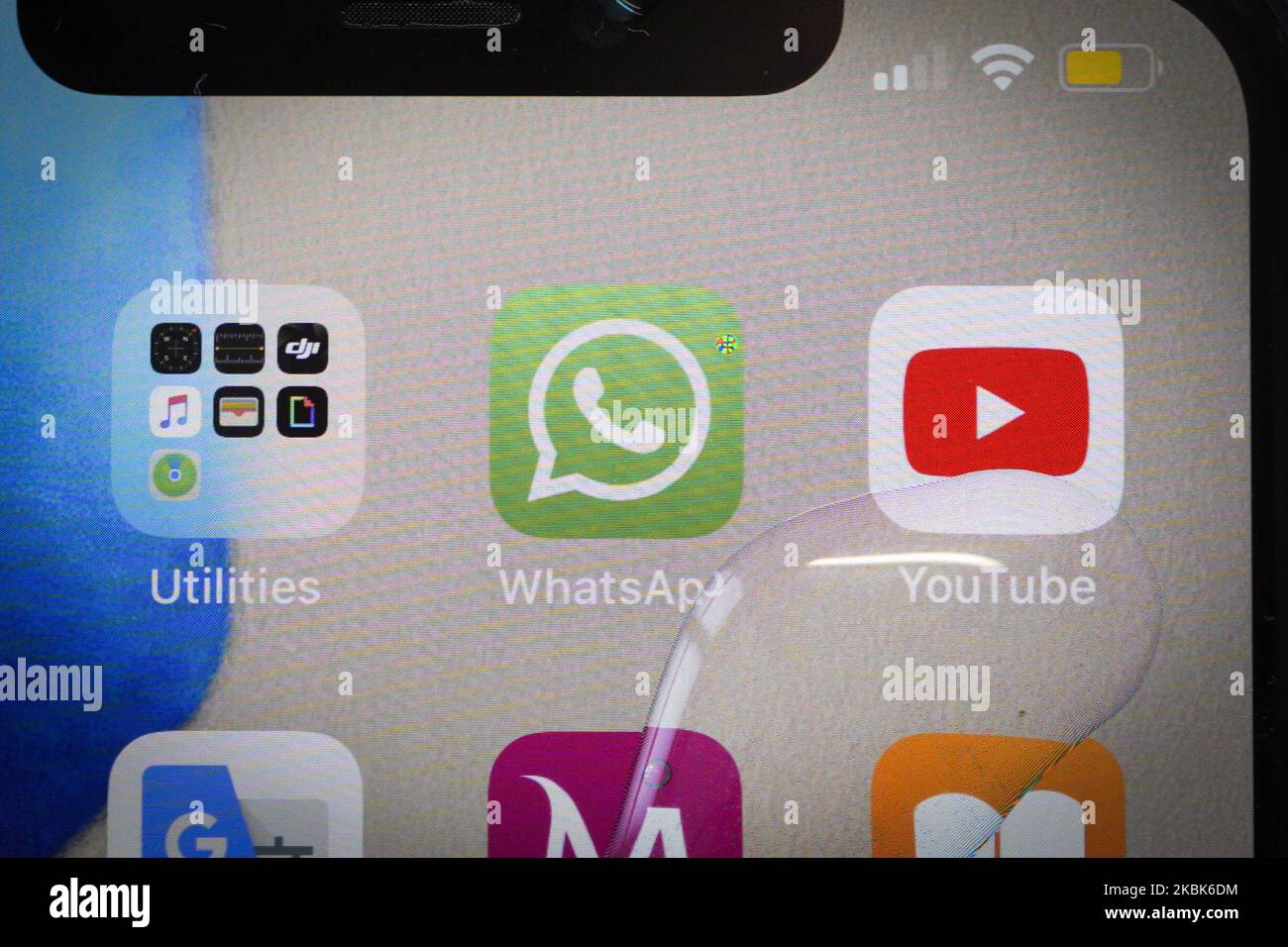 Un Apple iPhone 11 Pro Max è visto coperto da gocce d'acqua dopo essere stato lavato a Varsavia, Polonia il 18 marzo 2020. Le autorità sanitarie hanno consigliato alle persone di lavare le mani e i telefoni con sapone, se possibile, per combattere la diffusione del coroanvirus. (Foto di Jaap Arriens/NurPhoto) Foto Stock