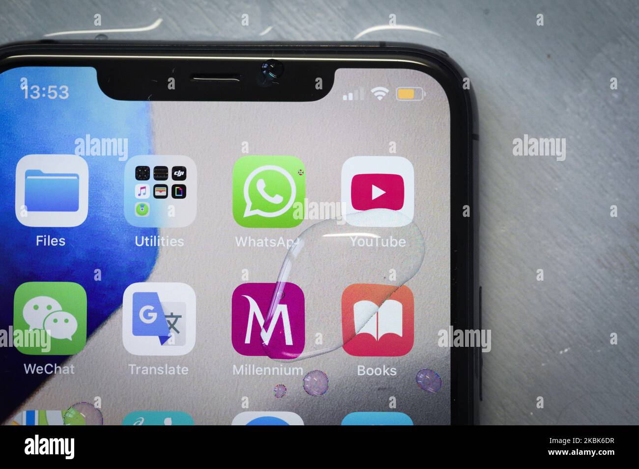 Un Apple iPhone 11 Pro Max è visto coperto da gocce d'acqua dopo essere stato lavato a Varsavia, Polonia il 18 marzo 2020. Le autorità sanitarie hanno consigliato alle persone di lavare le mani e i telefoni con sapone, se possibile, per combattere la diffusione del coroanvirus. (Foto di Jaap Arriens/NurPhoto) Foto Stock