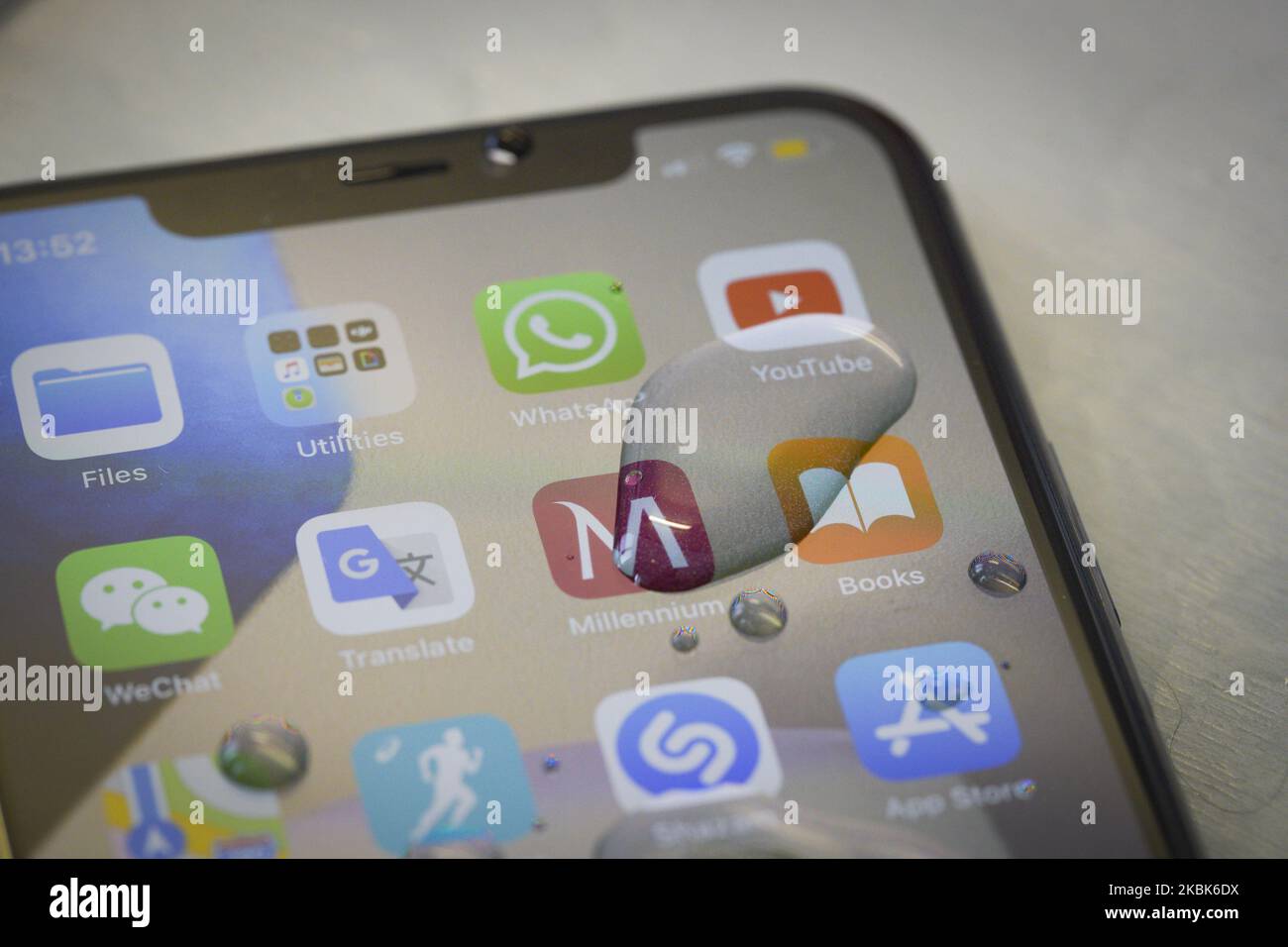 Un Apple iPhone 11 Pro Max è visto coperto da gocce d'acqua dopo essere stato lavato a Varsavia, Polonia il 18 marzo 2020. Le autorità sanitarie hanno consigliato alle persone di lavare le mani e i telefoni con sapone, se possibile, per combattere la diffusione del coroanvirus. (Foto di Jaap Arriens/NurPhoto) Foto Stock