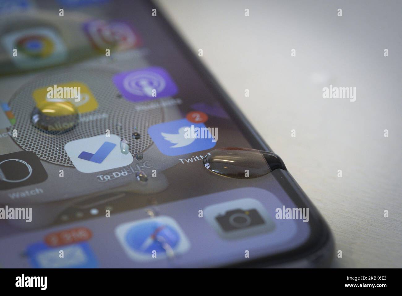 Un Apple iPhone 11 Pro Max è visto coperto da gocce d'acqua dopo essere stato lavato a Varsavia, Polonia il 18 marzo 2020. Le autorità sanitarie hanno consigliato alle persone di lavare le mani e i telefoni con sapone, se possibile, per combattere la diffusione del coroanvirus. (Foto di Jaap Arriens/NurPhoto) Foto Stock