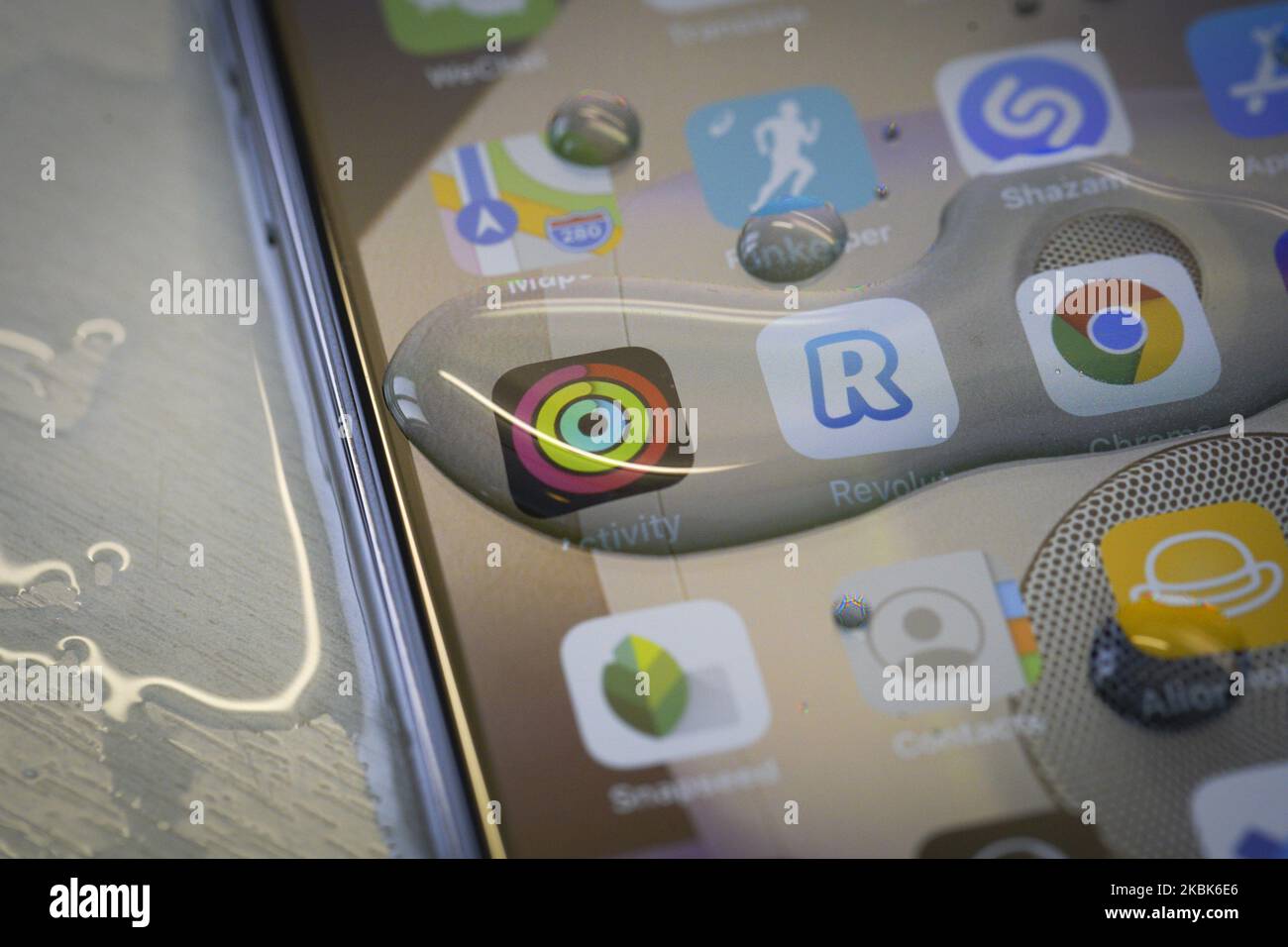 Un Apple iPhone 11 Pro Max è visto coperto da gocce d'acqua dopo essere stato lavato a Varsavia, Polonia il 18 marzo 2020. Le autorità sanitarie hanno consigliato alle persone di lavare le mani e i telefoni con sapone, se possibile, per combattere la diffusione del coroanvirus. (Foto di Jaap Arriens/NurPhoto) Foto Stock