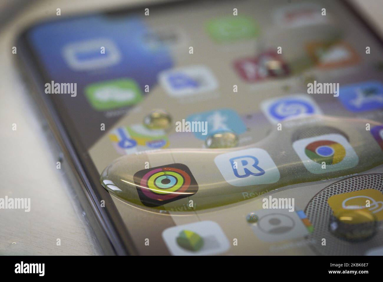 Un Apple iPhone 11 Pro Max è visto coperto da gocce d'acqua dopo essere stato lavato a Varsavia, Polonia il 18 marzo 2020. Le autorità sanitarie hanno consigliato alle persone di lavare le mani e i telefoni con sapone, se possibile, per combattere la diffusione del coroanvirus. (Foto di Jaap Arriens/NurPhoto) Foto Stock