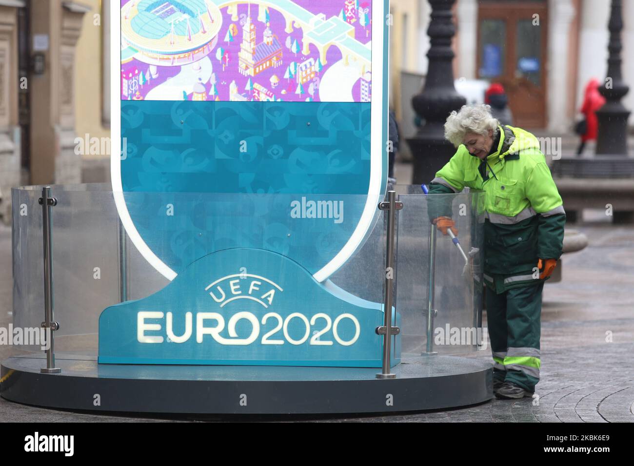 Il 18 marzo 2020, un dipendente municipale lava il conto alla rovescia fino all'inizio della UEFA euro 2020. Il campionato di calcio Euro 2020 è stato rinviato di un anno a causa dell'epidemia di coronavirus. (Foto di Valya Egorshin/NurPhoto) Foto Stock