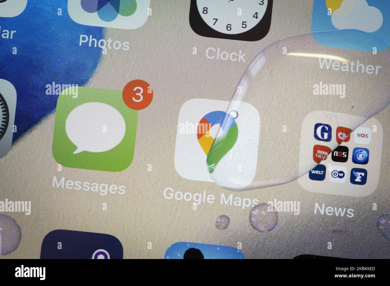 Un Apple iPhone 11 Pro Max è visto coperto da gocce d'acqua dopo essere stato lavato a Varsavia, Polonia il 18 marzo 2020. Le autorità sanitarie hanno consigliato alle persone di lavare le mani e i telefoni con sapone, se possibile, per combattere la diffusione del coroanvirus. (Foto di Jaap Arriens/NurPhoto) Foto Stock