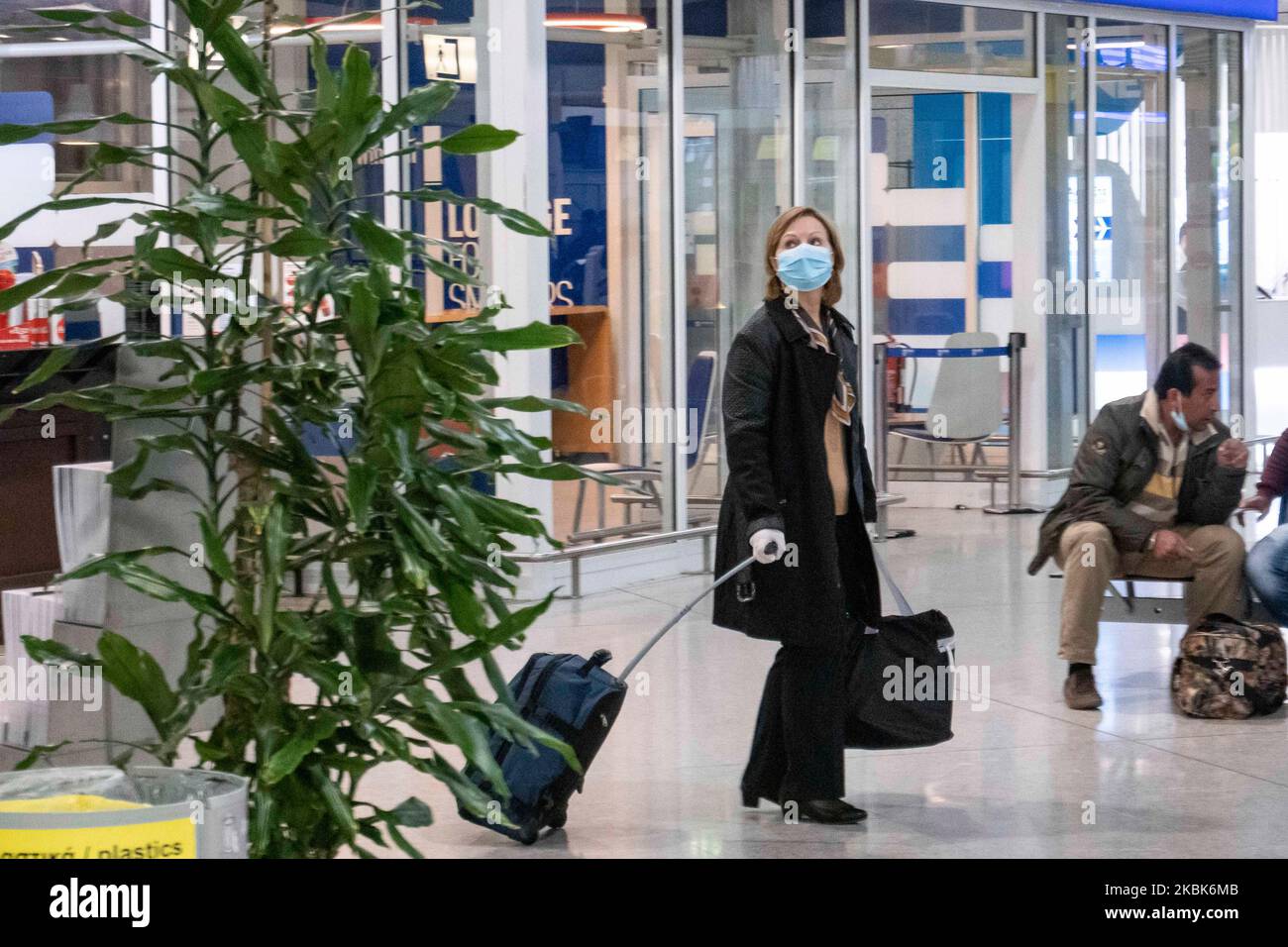 I passeggeri che indossano maschere e guanti, utilizzando disinfettanti per le mani come misura preventiva contro la diffusione del COVID-19 presso l'aeroporto internazionale ATH LGAV di Atene, in Grecia, il 17 marzo 2020. Grecia ed Europa hanno chiuso le frontiere per le persone al di fuori dell'Europa e della zona Schengen, i viaggiatori in arrivo saranno tenuti a quarantena per 14 giorni. La Grecia ha 418 pazienti e 4 casi fatali. (Foto di Nicolas Economou/NurPhoto) Foto Stock