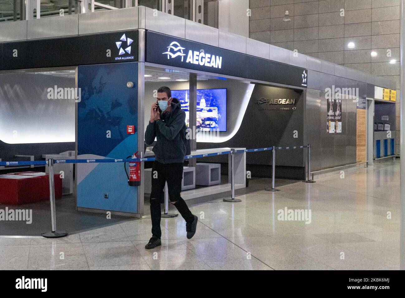 I passeggeri che indossano maschere e guanti, utilizzando disinfettanti per le mani come misura preventiva contro la diffusione del COVID-19 presso l'aeroporto internazionale ATH LGAV di Atene, in Grecia, il 17 marzo 2020. Grecia ed Europa hanno chiuso le frontiere per le persone al di fuori dell'Europa e della zona Schengen, i viaggiatori in arrivo saranno tenuti a quarantena per 14 giorni. La Grecia ha 418 pazienti e 4 casi fatali. (Foto di Nicolas Economou/NurPhoto) Foto Stock