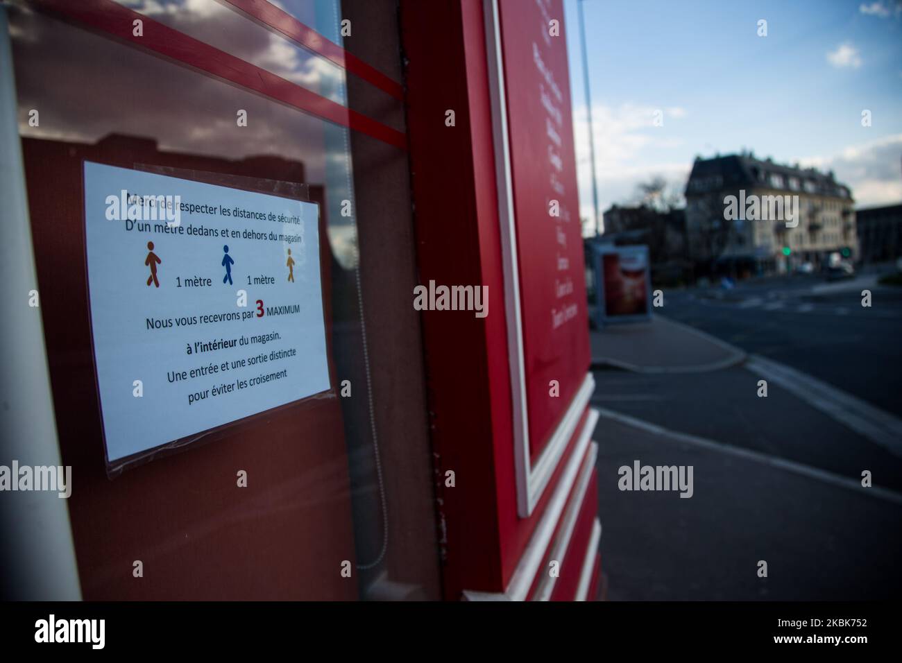 Un cartello che chiede agli acquirenti di mantenere una distanza di un metro l'uno dall'altro è affisso in una panetteria a Caen, in Francia, in quanto in Francia entra in vigore una stretta chiusura per fermare la diffusione di COVID-19, causata dal romanzo coronavirus, su Mach 18, 2020. A mezzogiorno del 17 marzo 2020 è entrato in vigore un rigido blocco che impone alla maggior parte delle persone in Francia di rimanere a casa, vietando tutte le uscite, tranne quelle essenziali, per frenare la diffusione del coronavirus. Il governo ha detto che decine di migliaia di poliziotti pattuglieranno le strade ed emetteranno multe di 135 euro ($150) per le persone senza una dichiarazione scritta solo Foto Stock