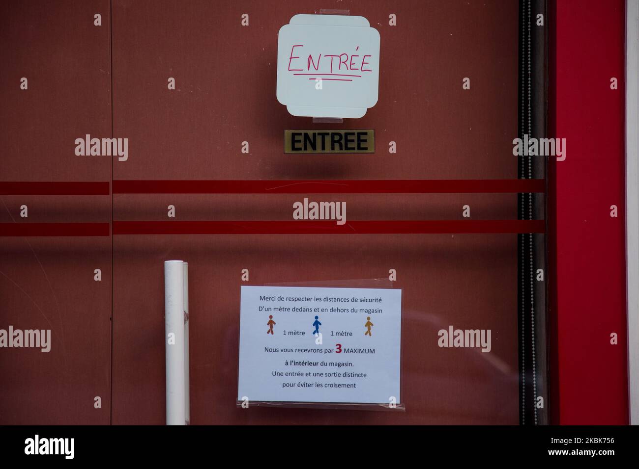 Un cartello che chiede agli acquirenti di mantenere una distanza di un metro l'uno dall'altro è affisso in una panetteria a Caen, in Francia, in quanto in Francia entra in vigore una stretta chiusura per fermare la diffusione di COVID-19, causata dal romanzo coronavirus, su Mach 18, 2020. A mezzogiorno del 17 marzo 2020 è entrato in vigore un rigido blocco che impone alla maggior parte delle persone in Francia di rimanere a casa, vietando tutte le uscite, tranne quelle essenziali, per frenare la diffusione del coronavirus. Il governo ha detto che decine di migliaia di poliziotti pattuglieranno le strade ed emetteranno multe di 135 euro ($150) per le persone senza una dichiarazione scritta solo Foto Stock