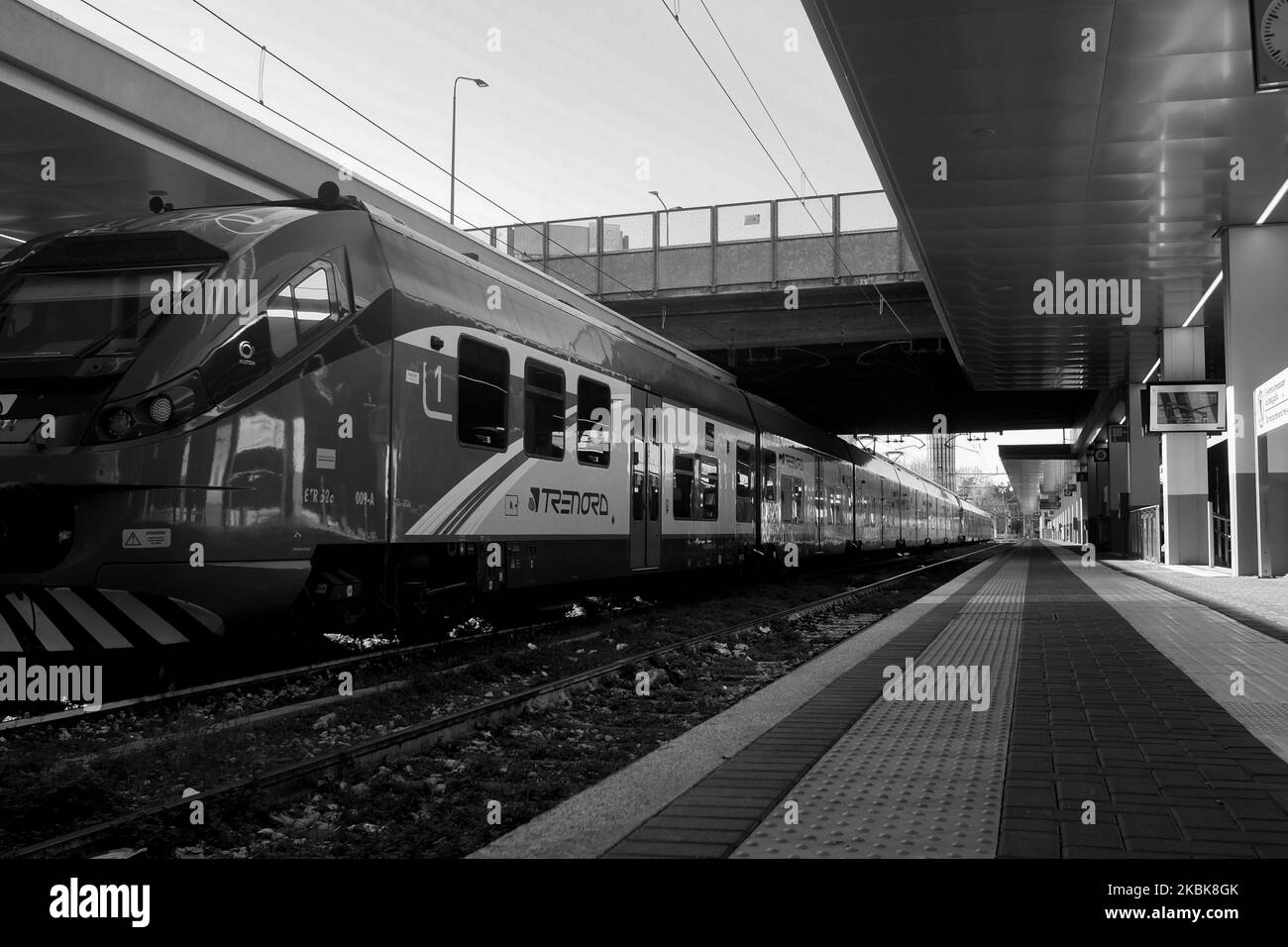 (NOTA DELL'EDITORE: Questa immagine è stata convertita in bianco e nero.) Vista generale della Stazione Garibaldi, 19 marzo 2020 a Milano. Il governo italiano ha rafforzato le sue regole di quarantena, chiudendo tutte le attività commerciali ad eccezione delle farmacie, dei negozi di alimentari, delle stazioni di rifornimento, dei tabacchi e dei chioschi di notizie nel tentativo di fermare la diffusione del nuovo coronavirus. (Foto di Mairo Cinquetti/NurPhoto) Foto Stock