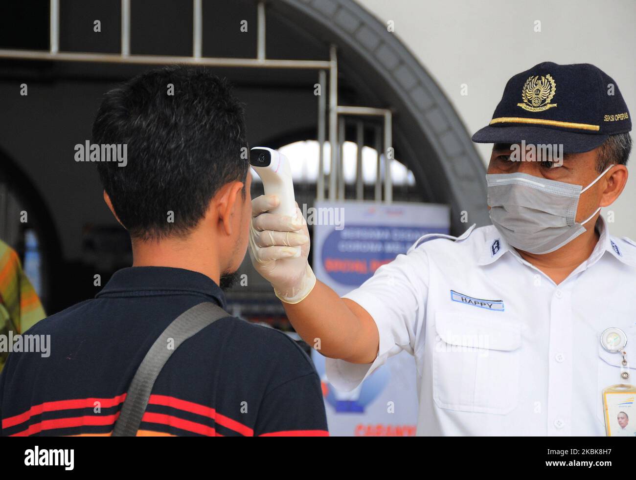 I funzionari del treno controllano la salute dei passeggeri alla stazione di Senen, Jakarta, il 19 marzo 2010. Ora ogni passeggero è tenuto a controllare ogni giorno, ogni volta, e bambini come primo passo, il virus corona (covid-19 ) su passeggeri con temperature elevate il treno indonesiano cancellerà e restituirà il biglietto in denaro che è stato già acquistato. Dasril Roszandi (Foto di Dasril Roszandi/NurPhoto) Foto Stock