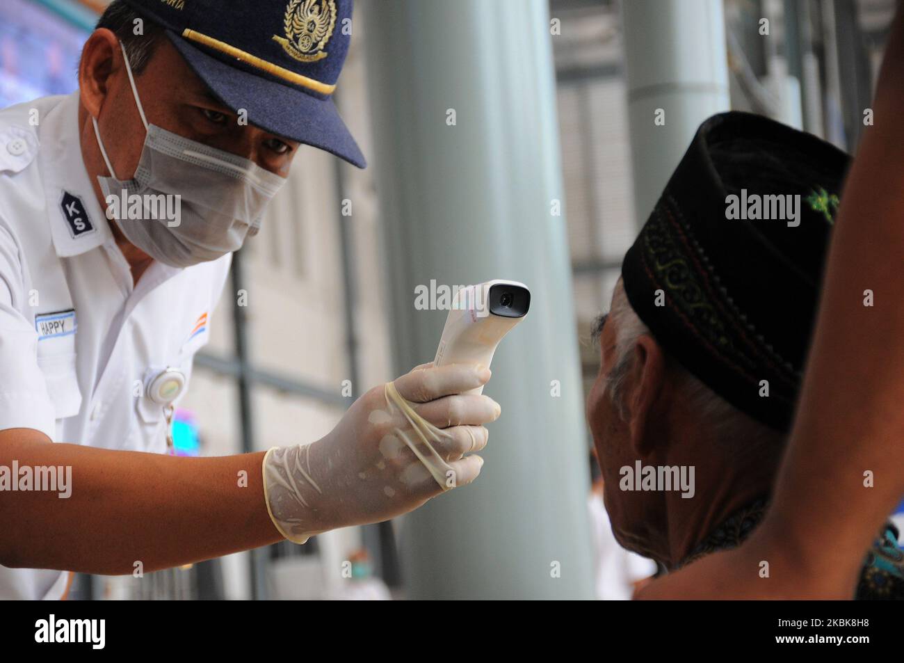 I funzionari del treno controllano la salute dei passeggeri alla stazione di Senen, Jakarta, il 19 marzo 2010. Ora ogni passeggero è tenuto a controllare ogni giorno, ogni volta, e bambini come primo passo, il virus corona (covid-19 ) su passeggeri con temperature elevate il treno indonesiano cancellerà e restituirà il biglietto in denaro che è stato già acquistato. Dasril Roszandi (Foto di Dasril Roszandi/NurPhoto) Foto Stock