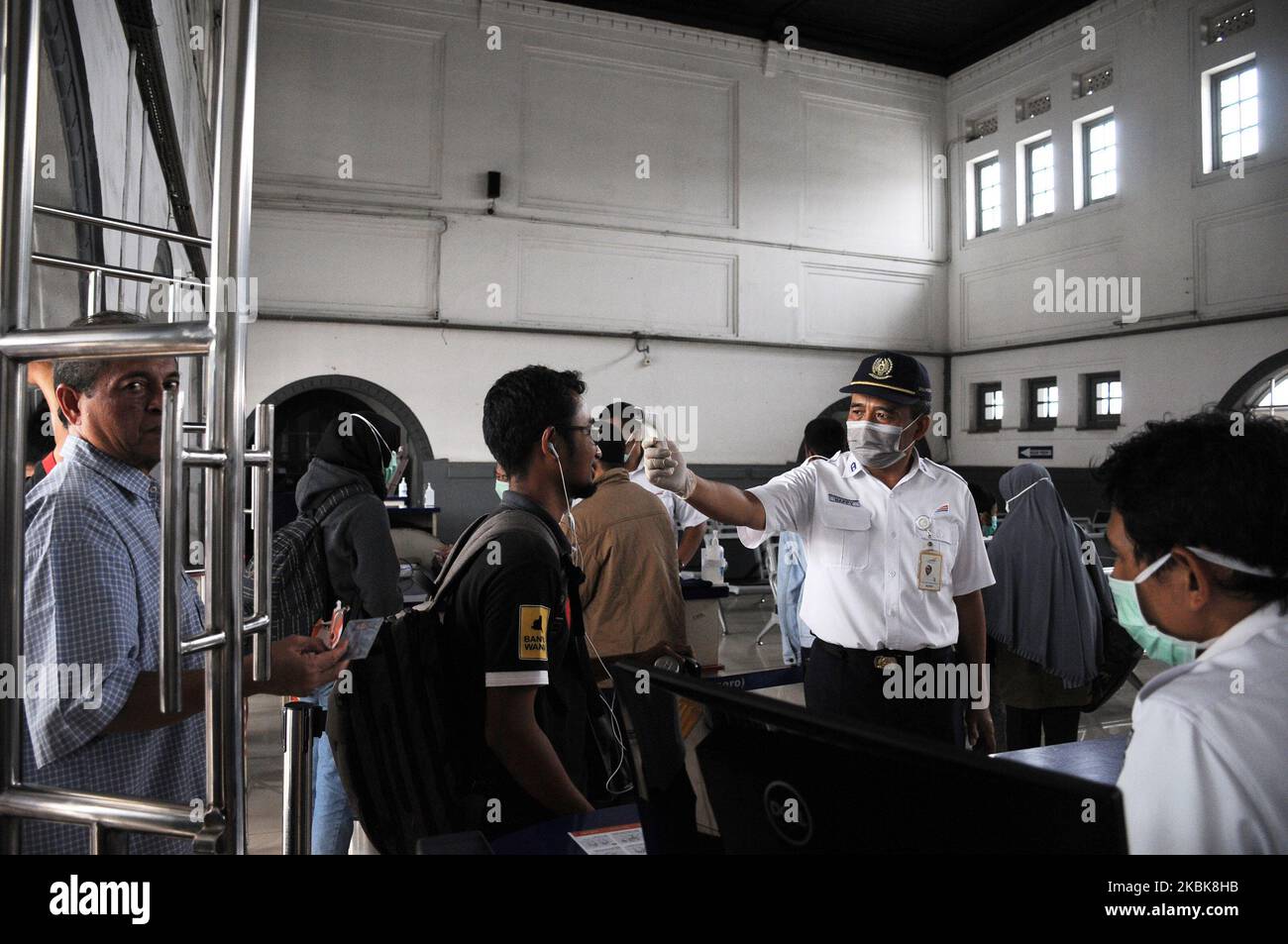 I funzionari del treno controllano la salute dei passeggeri alla stazione di Senen, Jakarta, il 19 marzo 2010. Ora ogni passeggero è tenuto a controllare ogni giorno, ogni volta, e bambini come primo passo, il virus corona (covid-19 ) su passeggeri con temperature elevate il treno indonesiano cancellerà e restituirà il biglietto in denaro che è stato già acquistato. Dasril Roszandi (Foto di Dasril Roszandi/NurPhoto) Foto Stock