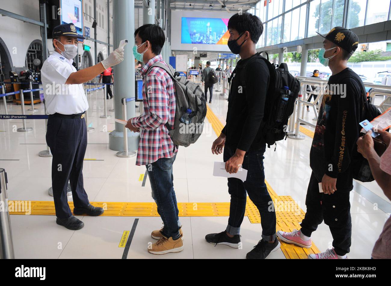 I funzionari del treno controllano la salute dei passeggeri alla stazione di Senen, Jakarta, il 19 marzo 2010. Ora ogni passeggero è tenuto a controllare ogni giorno, ogni volta, e bambini come primo passo, il virus corona (covid-19 ) su passeggeri con temperature elevate il treno indonesiano cancellerà e restituirà il biglietto in denaro che è stato già acquistato. Dasril Roszandi (Foto di Dasril Roszandi/NurPhoto) Foto Stock