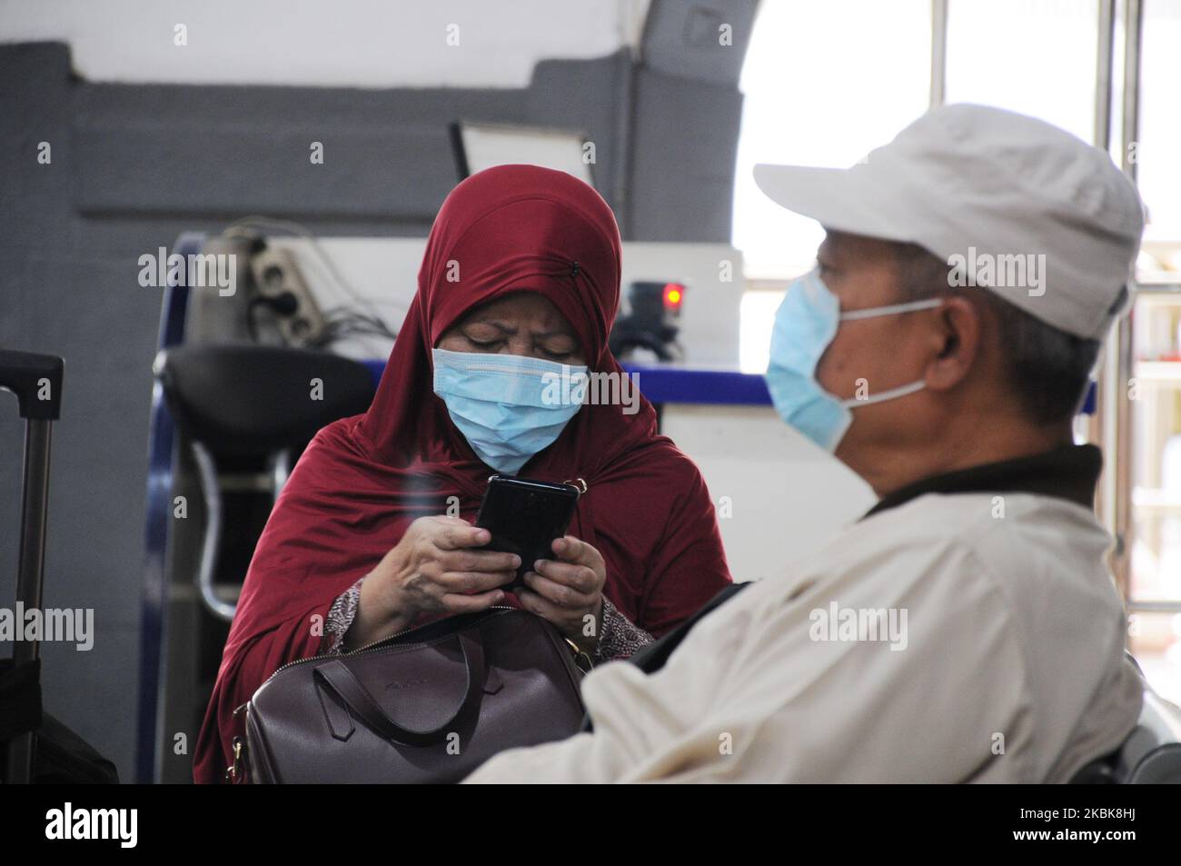 I funzionari del treno controllano la salute dei passeggeri alla stazione di Senen, Jakarta, il 19 marzo 2010. Ora ogni passeggero è tenuto a controllare ogni giorno, ogni volta, e bambini come primo passo, il virus corona (covid-19 ) su passeggeri con temperature elevate il treno indonesiano cancellerà e restituirà il biglietto in denaro che è stato già acquistato. Dasril Roszandi (Foto di Dasril Roszandi/NurPhoto) Foto Stock