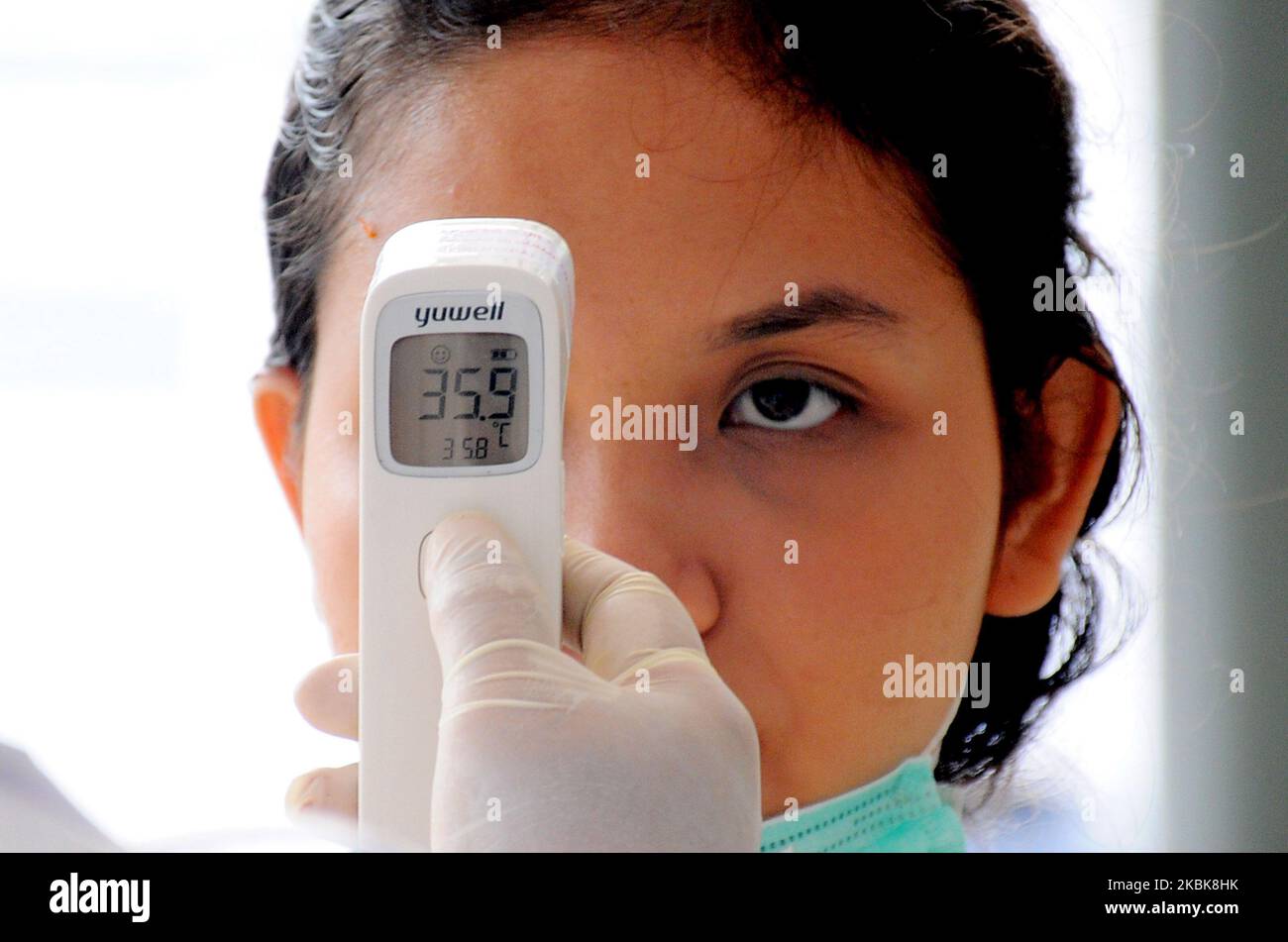 I funzionari del treno controllano la salute dei passeggeri alla stazione di Senen, Jakarta, il 19 marzo 2010. Ora ogni passeggero è tenuto a controllare ogni giorno, ogni volta, e bambini come primo passo, il virus corona (covid-19 ) su passeggeri con temperature elevate il treno indonesiano cancellerà e restituirà il biglietto in denaro che è stato già acquistato. Dasril Roszandi (Foto di Dasril Roszandi/NurPhoto) Foto Stock