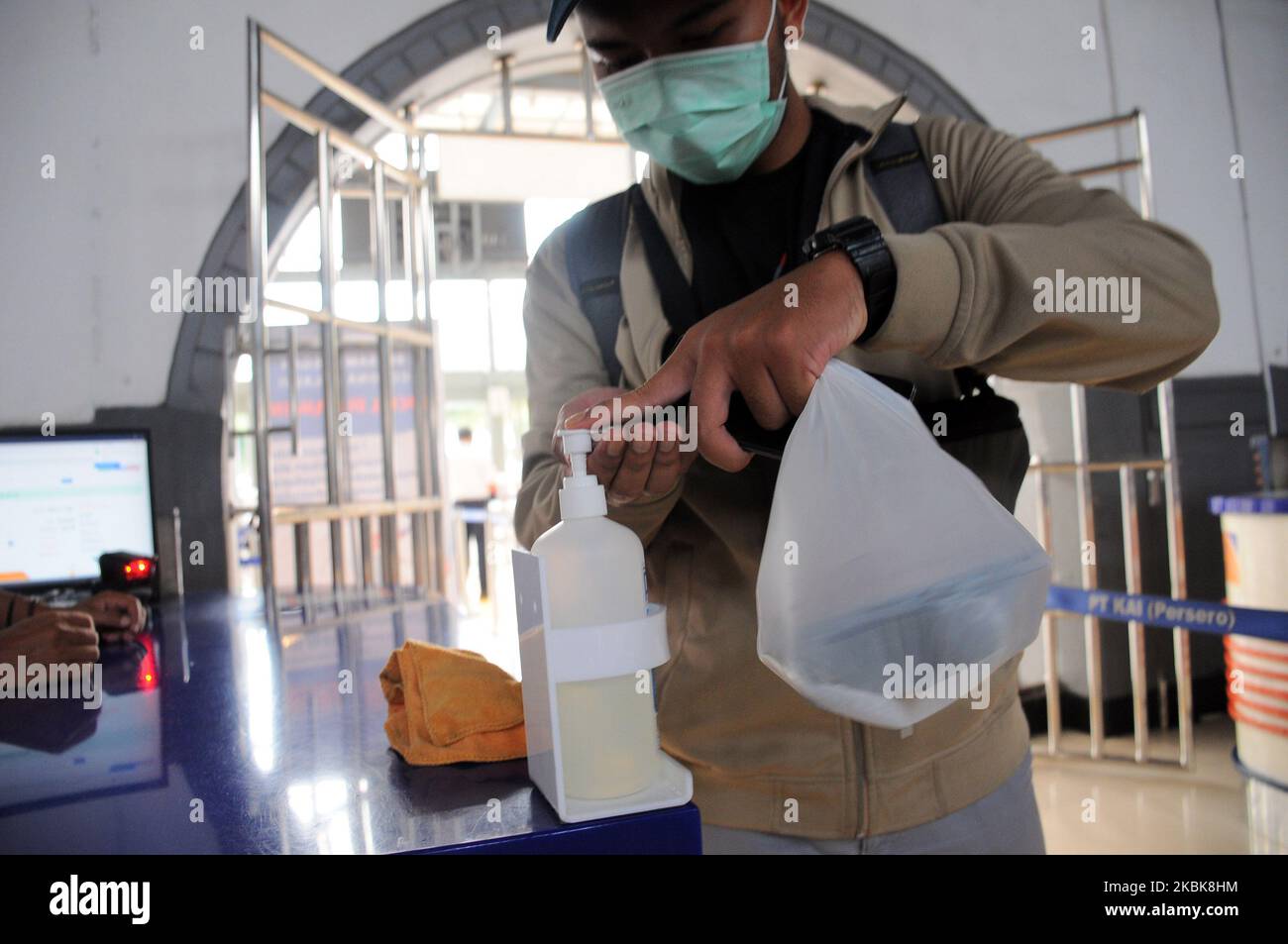 I funzionari del treno controllano la salute dei passeggeri alla stazione di Senen, Jakarta, il 19 marzo 2010. Ora ogni passeggero è tenuto a controllare ogni giorno, ogni volta, e bambini come primo passo, il virus corona (covid-19 ) su passeggeri con temperature elevate il treno indonesiano cancellerà e restituirà il biglietto in denaro che è stato già acquistato. Dasril Roszandi (Foto di Dasril Roszandi/NurPhoto) Foto Stock