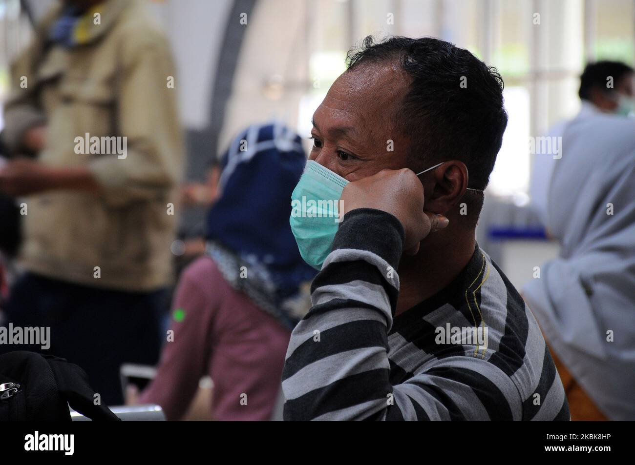 I funzionari del treno controllano la salute dei passeggeri alla stazione di Senen, Jakarta, il 19 marzo 2010. Ora ogni passeggero è tenuto a controllare ogni giorno, ogni volta, e bambini come primo passo, il virus corona (covid-19 ) su passeggeri con temperature elevate il treno indonesiano cancellerà e restituirà il biglietto in denaro che è stato già acquistato. Dasril Roszandi (Foto di Dasril Roszandi/NurPhoto) Foto Stock