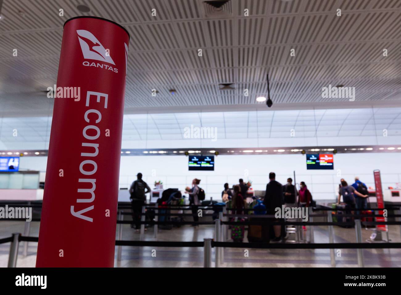 La coda di partenza di Qantas International è vista come il coronavirus continua a diffondersi in tutta l'Australia il 20 marzo 2020 a Melbourne, Australia. In precedenza, il primo ministro Scott Morrison ha annunciato un divieto di viaggio contro i cittadini e i residenti non australiani in vigore il 20 marzo 2020 alle 9pm:00, e una nuova regola di distanza sociale di accordi di raccolta di meno di 100 persone che ci sarebbero quattro metri quadrati forniti a persona in uno spazio chiuso per contribuire a combattere la diffusione del virus. L'Australia ha attualmente 876 casi di COVID-19. Il bilancio delle vittime per l'Australia è ora di 7. (Foto di Foto Stock