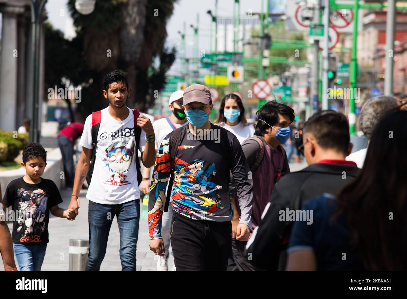 La gente cammina nel centro di Città del Messico, Messico, il 20 marzo 2020 durante l'emergenza Coronavirus. (Foto di Cristian Leyva/NurPhoto) Foto Stock