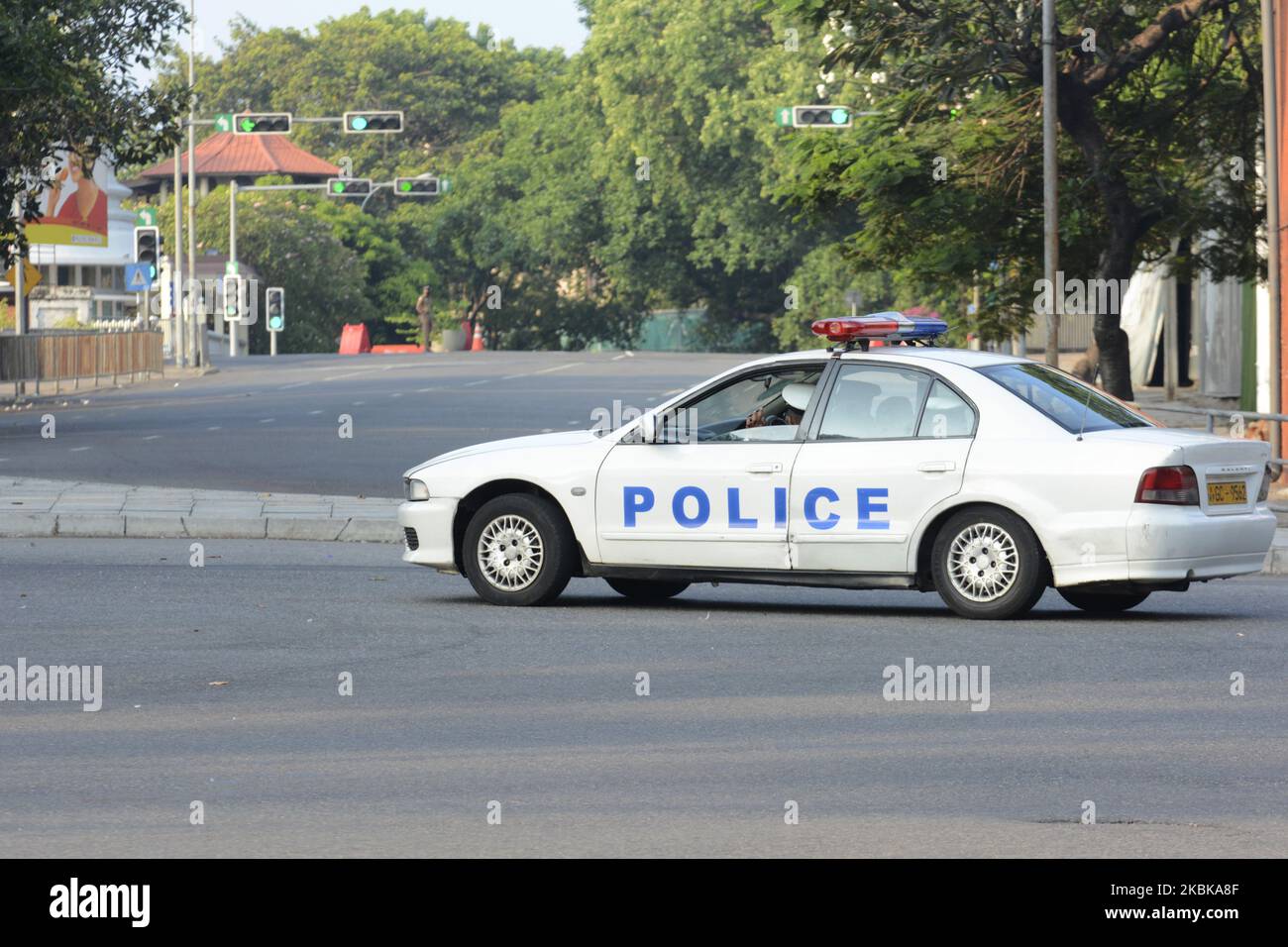 Un veicolo della polizia dello Sri Lanka visto a Colombo, Sri Lanka, il 21 marzo 2020. Il coprifuoco a livello statale è stato annunciato per l'intero fine settimana come misura preventiva contro la diffusione di COVID-19. (Foto di Achila Jayawardana/NurPhoto) Foto Stock