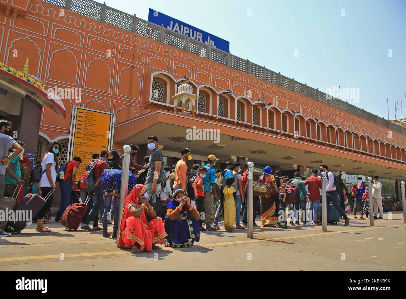 I passeggeri che indossano le maschere stanno in una coda durante lo screening alla Stazione ferroviaria, sulla scia del romanzo mortale coronavirus a Jaipur, Rajasthan, India, il 21 marzo 2020. (Foto di Vishal Bhatnagar/NurPhoto) Foto Stock
