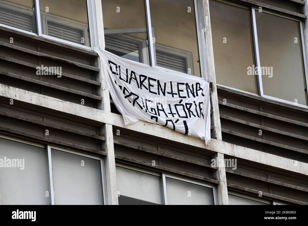 Un banner è appeso alla finestra di un edificio di Lisbona dove si legge: Quarantena obbligatoria, questo 21 marzo, dopo la dichiarazione di emergenza nazionale che impone una stretta quarantena su tutta la popolazione. Nonostante gli sforzi del governo portoghese per attuare la misura di quarantena per mitigare le infezioni da COVID-19, i cittadini e i turisti non rispettano ancora tali misure. Ci sono state campagne pubblicitarie che invitano i cittadini a rimanere a casa. (Foto di Jorge Mantilla/NurPhoto) Foto Stock
