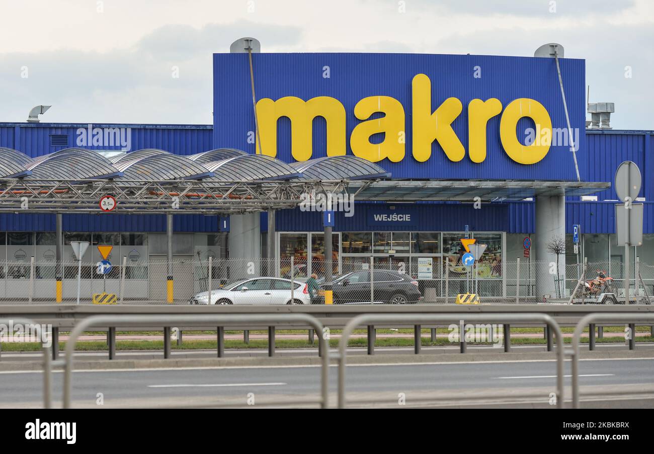 Un parcheggio vuoto fuori del negozio Makro a Cracovia, il 21 marzo 2020. Mateusz Morawiecki, il primo ministro polacco ha annunciato ieri sera uno Stato di emergenza epidemica in Polonia. Con un numero record giornaliero di 111 nuovi casi di coronavirus in Polonia entro il 9pm, portando il totale a 536, le scuole rimarranno chiuse fino a Pasqua. (Foto di Artur Widak/NurPhoto) Foto Stock