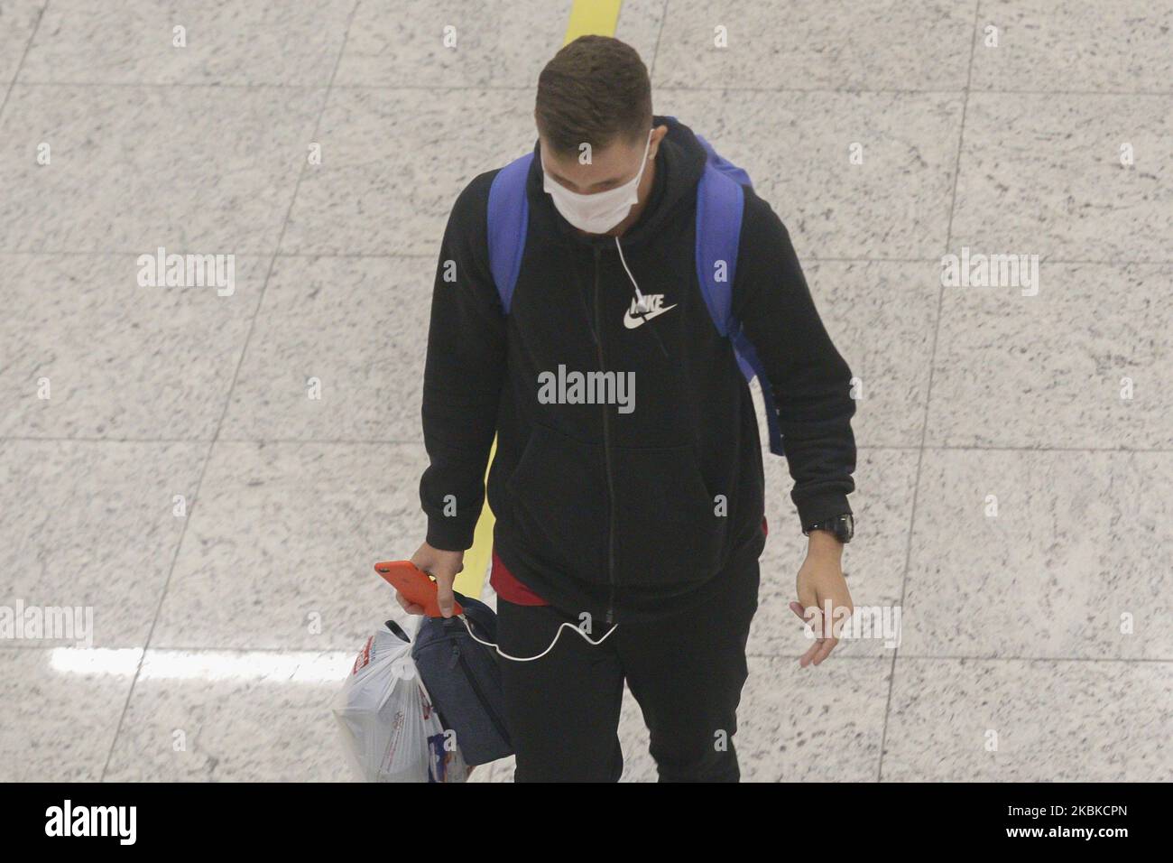 Un uomo che indossa una maschera all'aeroporto internazionale di Afonso pena, situato a São José dos Pinhais, regione metropolitana di Curitiba / Paraná, Brasile, il 18 marzo 2020. (Foto di Gabriel Machado/NurPhoto) Foto Stock