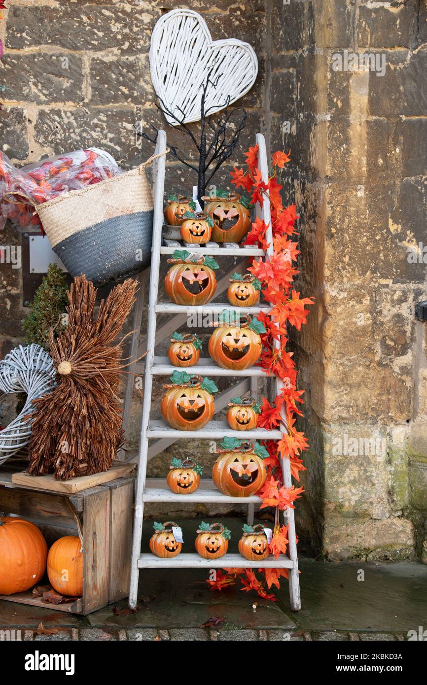 Qualunque sia il tempo negozio di articoli da regalo Halloween mostra in autunno a Broadway, Cotswolds, Worcestershire, Inghilterra Foto Stock