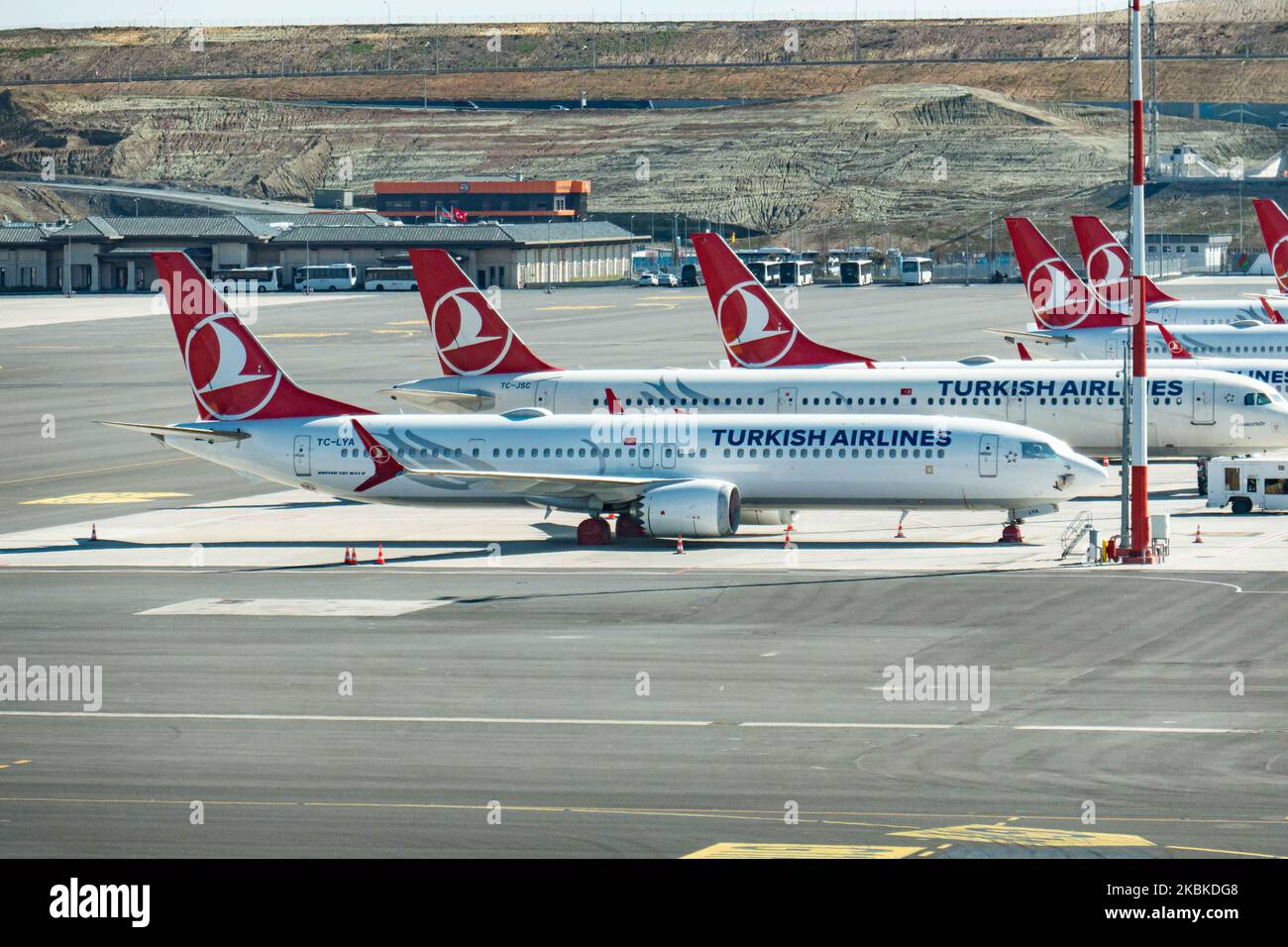 Una flotta a terra di aerei Turco Airlines TK siede sul asfalto all'aeroporto IST LTFM di Istanbul il 18 marzo 2020 a Istanbul, Turchia come impatto, Un effetto collaterale della pandemia di Coronavirus COVID-19 che si è diffusa in almeno 186 paesi e governi hanno applicato restrizioni di viaggio specialmente nel settore dell'aviazione. Tra gli aerei, il primo ha la registrazione TC-LYA e vi è TC-LCC che sono già stati precedentemente messi a terra in quanto tali aerei sono Boeing 737 MAX 8. (Foto di Nicolas Economou/NurPhoto) Foto Stock