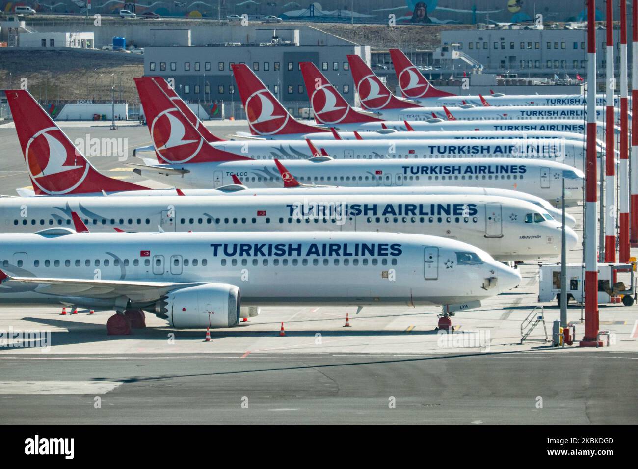 Una flotta a terra di aerei Turco Airlines TK siede sul asfalto all'aeroporto IST LTFM di Istanbul il 18 marzo 2020 a Istanbul, Turchia come impatto, Un effetto collaterale della pandemia di Coronavirus COVID-19 che si è diffusa in almeno 186 paesi e governi hanno applicato restrizioni di viaggio specialmente nel settore dell'aviazione. Tra gli aerei, il primo ha la registrazione TC-LYA e vi è TC-LCC che sono già stati precedentemente messi a terra in quanto tali aerei sono Boeing 737 MAX 8. (Foto di Nicolas Economou/NurPhoto) Foto Stock