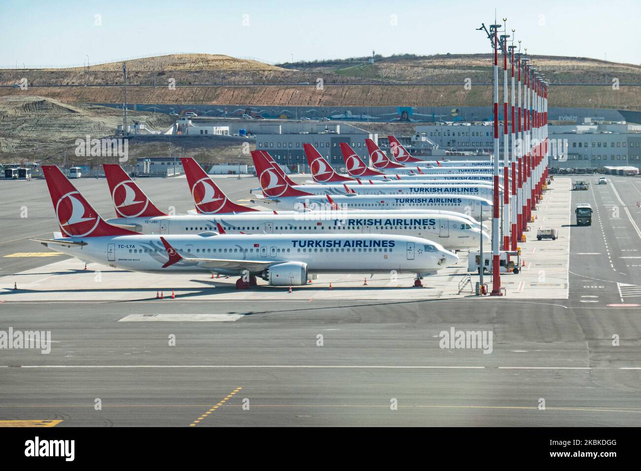Una flotta a terra di aerei Turco Airlines TK siede sul asfalto all'aeroporto IST LTFM di Istanbul il 18 marzo 2020 a Istanbul, Turchia come impatto, Un effetto collaterale della pandemia di Coronavirus COVID-19 che si è diffusa in almeno 186 paesi e governi hanno applicato restrizioni di viaggio specialmente nel settore dell'aviazione. Tra gli aerei, il primo ha la registrazione TC-LYA e vi è TC-LCC che sono già stati precedentemente messi a terra in quanto tali aerei sono Boeing 737 MAX 8. (Foto di Nicolas Economou/NurPhoto) Foto Stock
