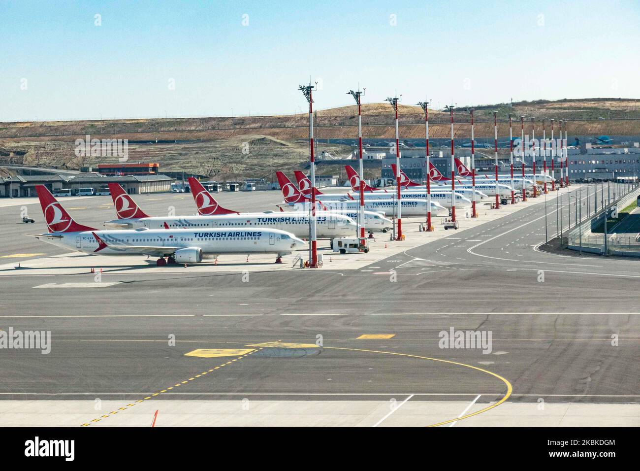 Una flotta a terra di aerei Turco Airlines TK siede sul asfalto all'aeroporto IST LTFM di Istanbul il 18 marzo 2020 a Istanbul, Turchia come impatto, Un effetto collaterale della pandemia di Coronavirus COVID-19 che si è diffusa in almeno 186 paesi e governi hanno applicato restrizioni di viaggio specialmente nel settore dell'aviazione. Tra gli aerei, il primo ha la registrazione TC-LYA e vi è TC-LCC che sono già stati precedentemente messi a terra in quanto tali aerei sono Boeing 737 MAX 8. (Foto di Nicolas Economou/NurPhoto) Foto Stock