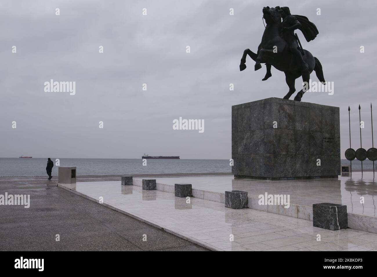 Un ufficiale di polizia è visto accanto alla statua di Alessandro Magno, a Salonicco, il 23 marzo 2020. Il P.M.di Grecia K.Mitsotakis ha annunciato il blocco del paese di Grecia a partire presto alla mattina 23 marzo 2020. (Foto di Achilleas Chiras/NurPhoto) Foto Stock