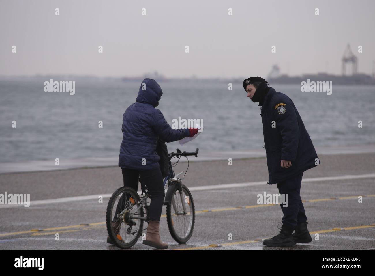 Il 23 marzo 2020, a Salonicco, si vede un funzionario di polizia che controlla i documenti di un motociclista. Il P.M.di Grecia K.Mitsotakis ha annunciato il blocco del paese di Grecia a partire presto alla mattina 23 marzo 2020. (Foto di Achilleas Chiras/NurPhoto) Foto Stock